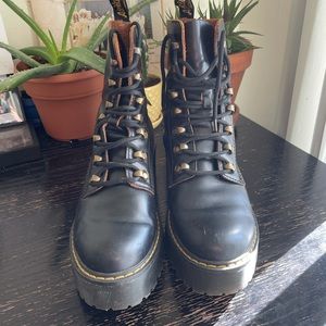 Doc Marten Leona’s